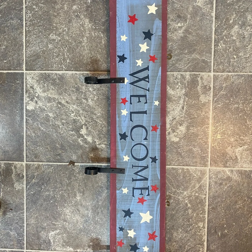 Welcome Wall Sign with Hooks